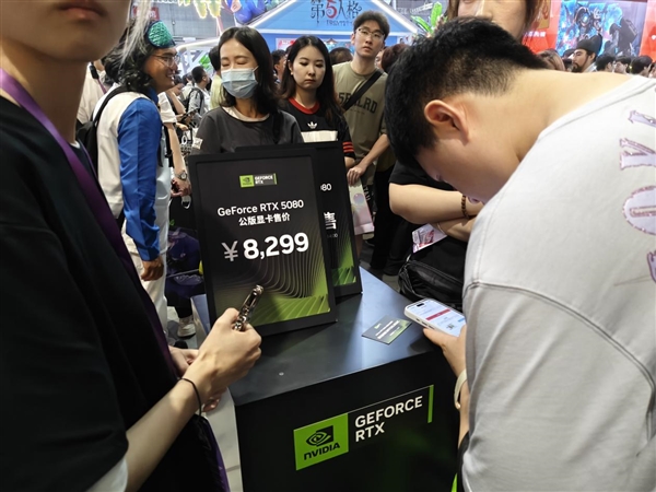 英伟达BW 2026超级芯片RTX Spark首展惊艳:巨型GPU墙成打卡地标