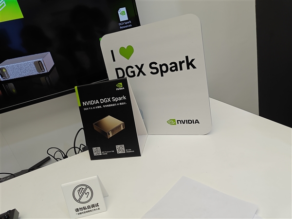 英伟达BW 2026超级芯片RTX Spark首展惊艳:巨型GPU墙成打卡地标
