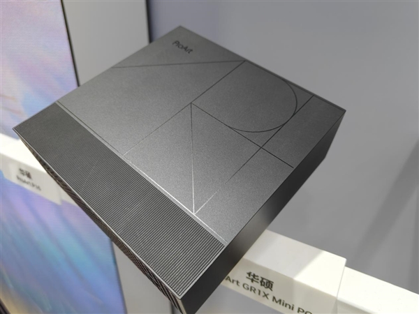 英伟达BW 2026超级芯片RTX Spark首展惊艳:巨型GPU墙成打卡地标