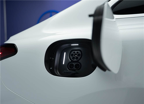 800V、空悬、后轮转向配齐 全新奔驰C级纯电正式亮线下线