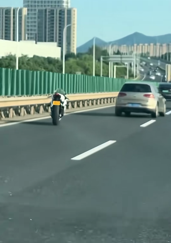 高架惊现“无人驾驶”820RR摩托车 张雪机车发文急寻车主：人找到 已骨折
