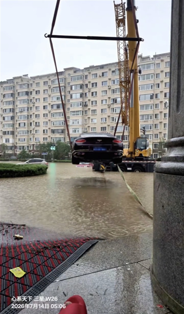 沈阳一车主用吊车吊起爱车避免泡水 网友:宾利真的会飞