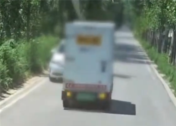 无人送货车乡间小路上龟速跑当“火车头” 前后都超不了车急坏司机