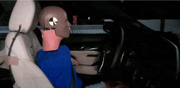 人称仁王盾的凯迪拉克 在碰撞测试里翻了大车