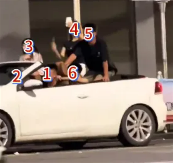 敞篷跑车深夜耍帅翻车!为博流量肆意摆拍 无牌无证竟还塞满六人