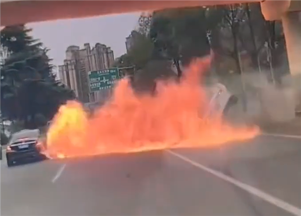 绿牌新能源油路被撞破 成都一汽车被追尾瞬间腾起大火