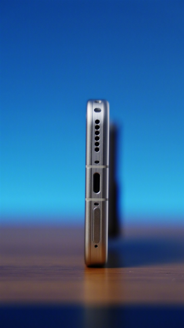 韩路上手荣耀机器人手机Robot Phone:有潜力成为自媒体神器