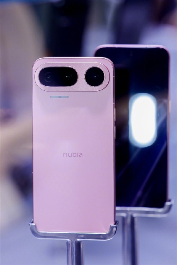 这就是全球首款AI智能体手机!努比亚NaviX Ultra亮相
