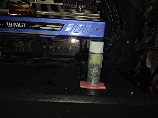 机箱内藏定时炸弹 玩家竟用镓瓶当显卡支架!漏了就全毁
