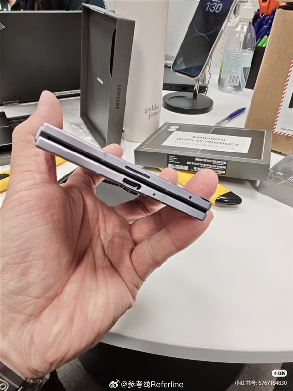安卓首款阔折叠手机!三星Galaxy Z Fold 8真机上手图出炉 今晚发布