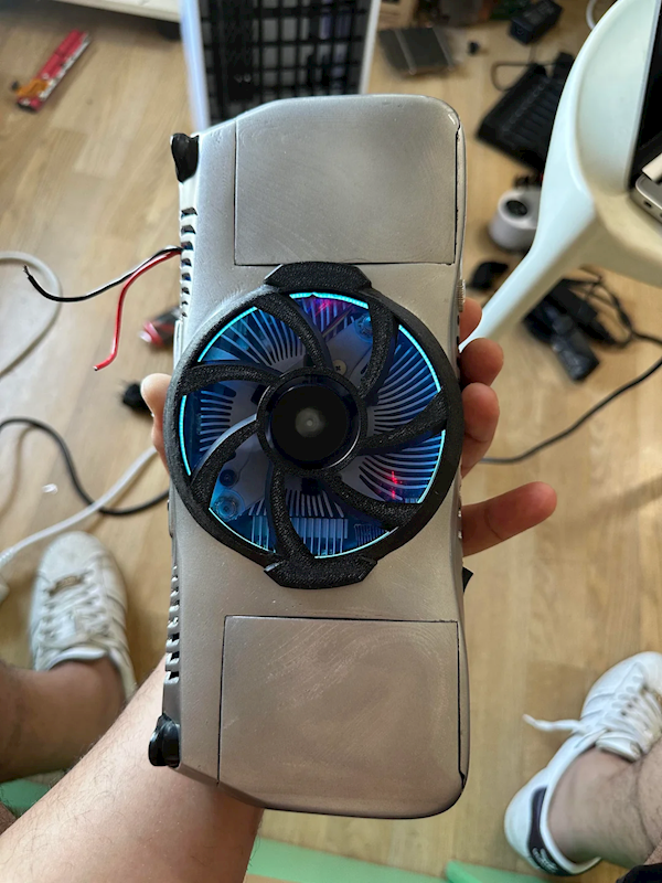 将PS4改造成掌机 网友展示超强DIY实力