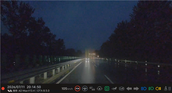 理想车主雨夜高速上遇逆行车辆差点被撞 博主怒斥这就是杀人