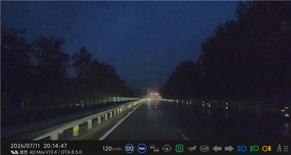 理想车主雨夜高速上遇逆行车辆差点被撞 博主怒斥这就是杀人