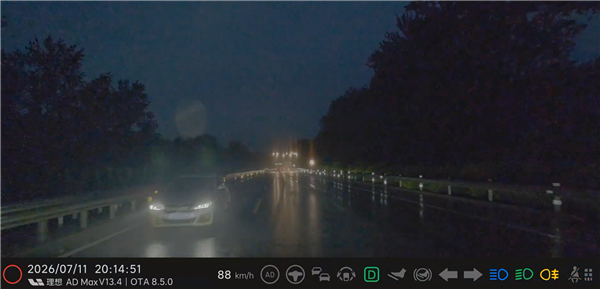 理想车主雨夜高速上遇逆行车辆差点被撞 博主怒斥这就是杀人