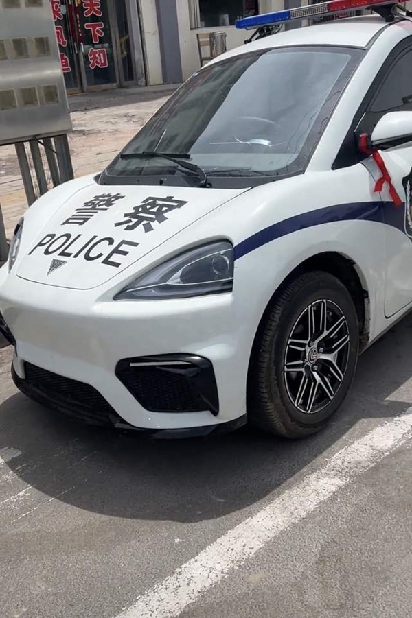网友拍到倒三轮电摩警车直言太拉风!官方:可上牌 专用于巡逻
