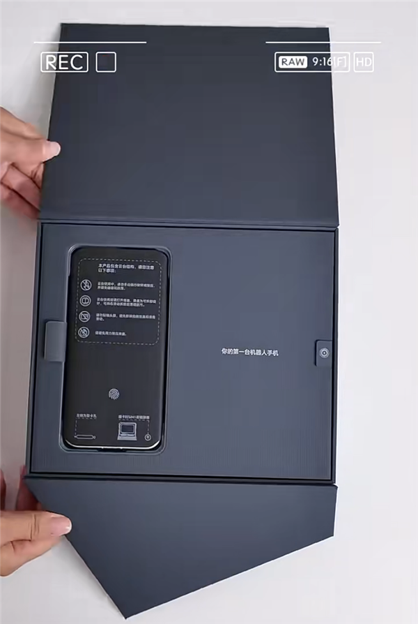 全球首台机器人手机!荣耀Robot Phone开箱:手机长出机械臂 太科幻了