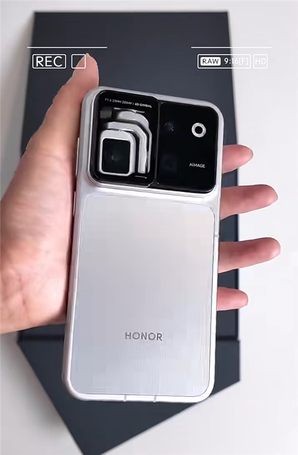 全球首台机器人手机!荣耀Robot Phone开箱:手机长出机械臂 太科幻了