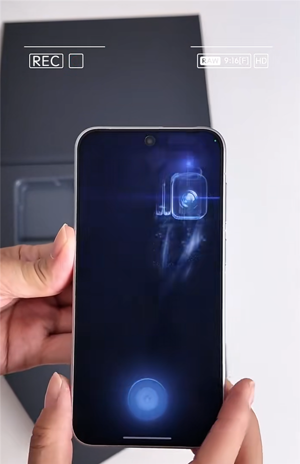 全球首台机器人手机!荣耀Robot Phone开箱:手机长出机械臂 太科幻了
