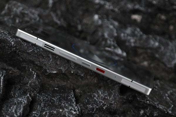 2351471 红魔 11S Pro+:别人卷颜值,它把游戏手机焊死在性能天花板